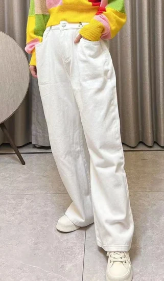 Calça jeans feminina branca com perna larga e cintura alta ajustada com ganchos