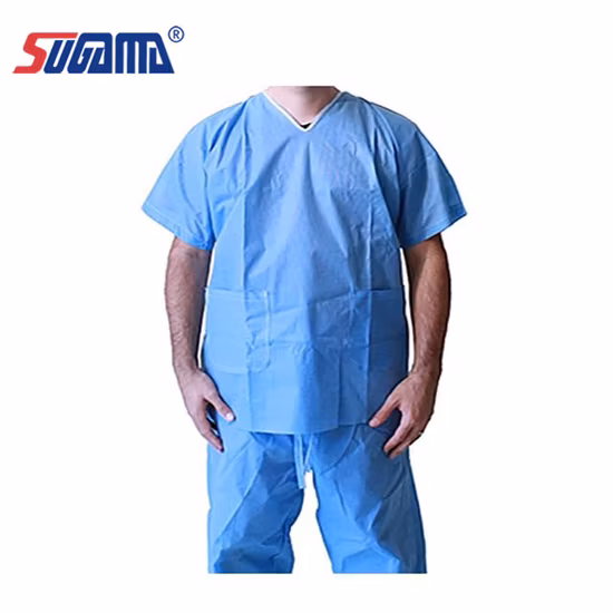 Conjunto de macacão descartável de cores diferentes, calças e tops em um conjunto